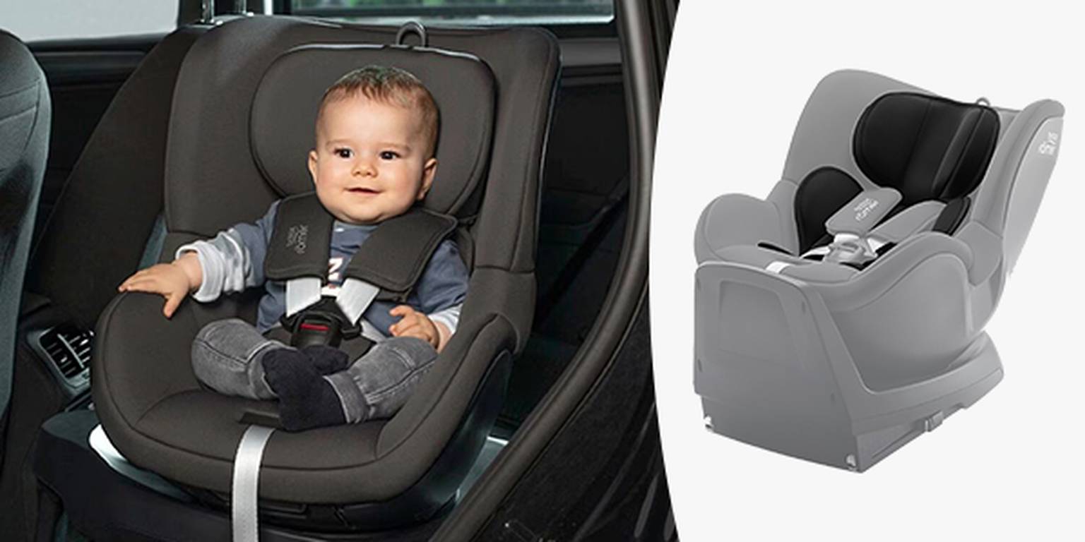 Ein Baby sitzt in einem dunkelgrauen Kindersitz in einem Fahrzeug; eine weitere Ansicht des Kindersitzes ist separat auf der rechten Seite zu sehen.