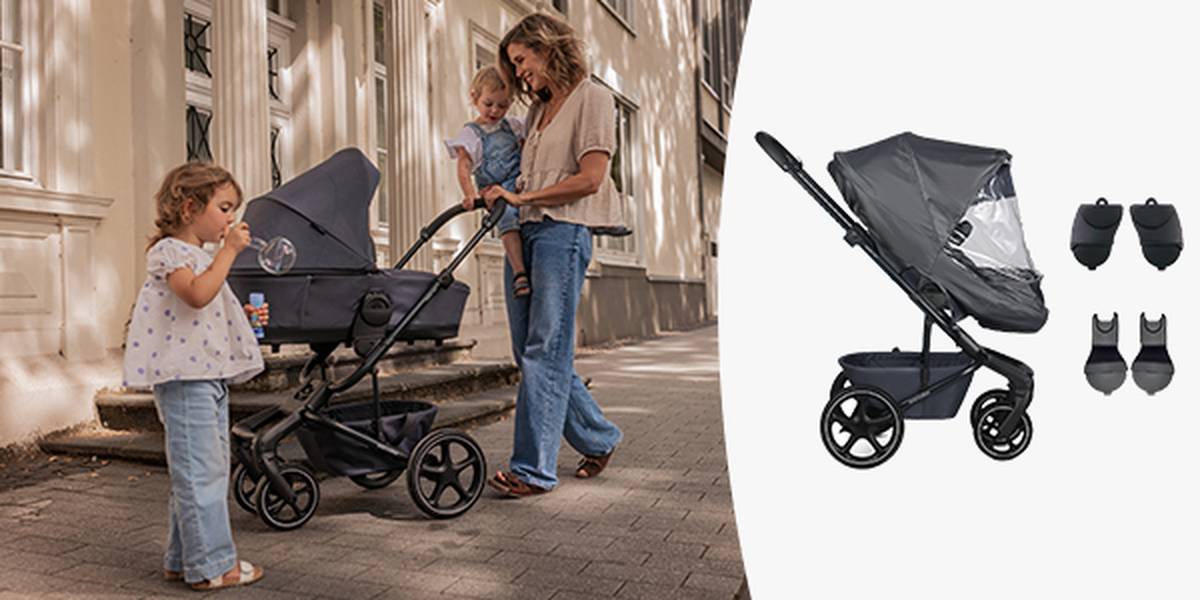 Eine Frau schiebt ein Kleinkind in einem dunklen Kinderwagen im Freien. Daneben zeigt ein geteiltes Bild den Kinderwagen mit Zubehör vor weißem Hintergrund.