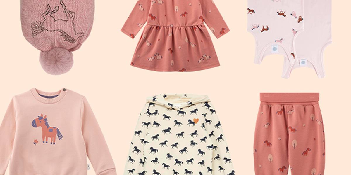 Kinderbekleidung mit Pferdemotiven, darunter eine Mütze, Kleider, Bodys und ein Sweatshirt in Rosa- und Cremetönen.