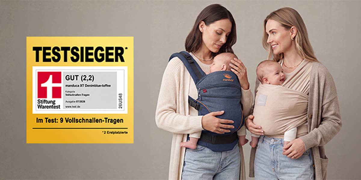 Zwei Personen tragen Babys in Tragehilfen von Manduca und präsentieren unterschiedliche Tragevarianten. Das Bild verweist auf die Auszeichnung der Manduca XT als Testsieger bei Stiftung Warentest im Bereich Vollschnallen-Tragen.