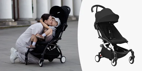 Eine Frau kniet nieder, um ein Kind zu küssen, das in einem schwarzen Kinderwagen auf dem Bürgersteig sitzt. Rechts ist ein Bild desselben Kinderwagens vor weißem Hintergrund zu sehen.