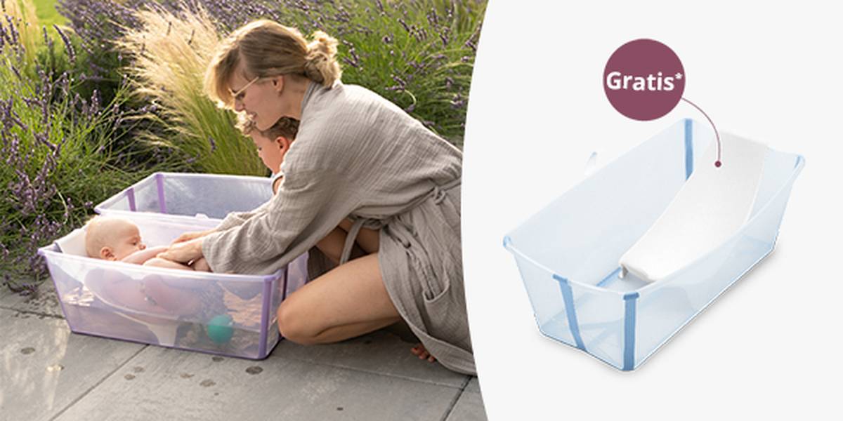 Eine Frau badet ein Baby in einer durchsichtigen Stokke Flexibath-Badewanne im Freien. Ein separates Bild zeigt eine Wanne in der ein Neugeborenen-Einsatz liegt mit der Aufschrift „Gratis“.