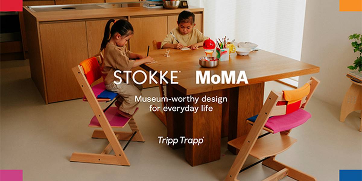 Kinder sitzen an einem Holztisch auf bunten Stühlen. Ein Text wirbt für die Zusammenarbeit von STOKKE und MoMA im Bereich alltagsnahes Design.