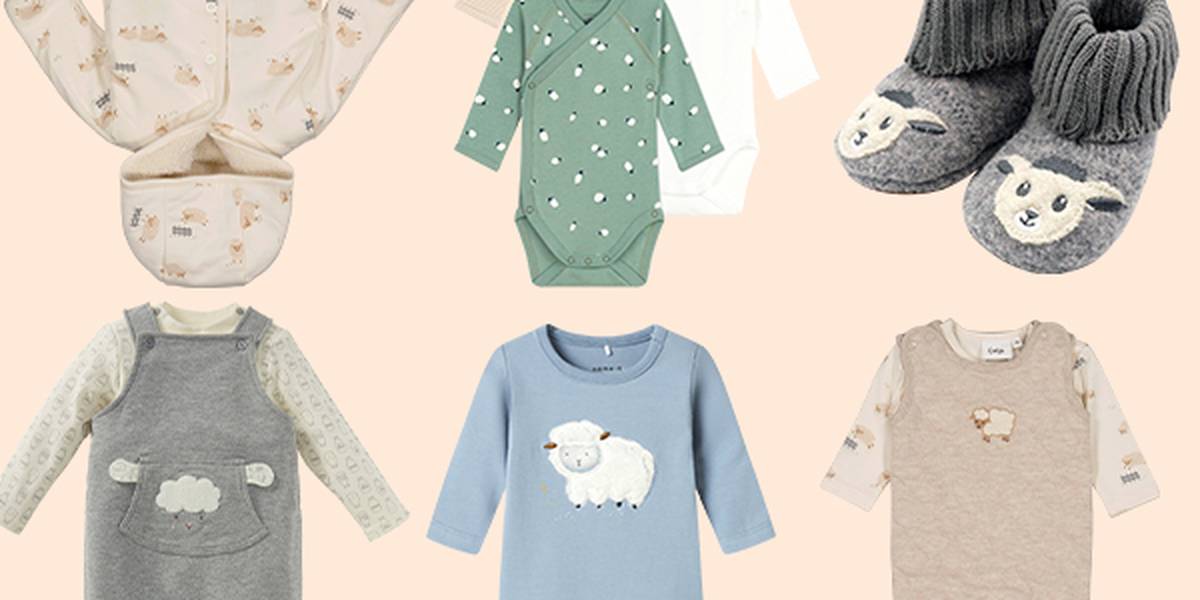 Verschiedene Babykleidung und Accessoires, darunter Bodys, ein Strampler und Stiefelchen mit Schafsmotiv, präsentiert vor hellem Hintergrund.