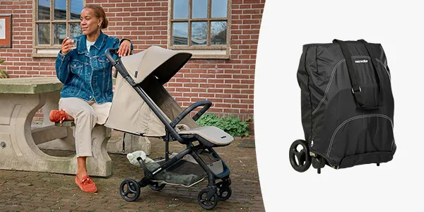 Eine Frau sitzt mit einem Kinderwagen neben sich auf einer Bank und trinkt Kaffee. Rechts ist eine kompakte schwarze Kinderwagentasche zu sehen.
