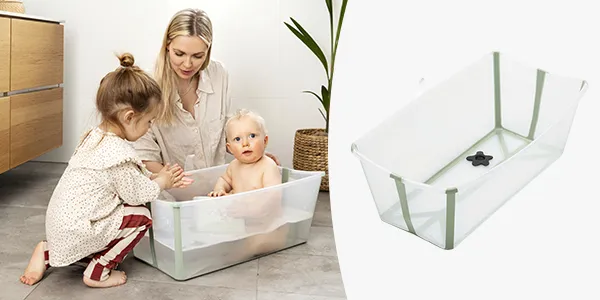 Eine Frau und ein Kleinkind stehen neben einem Baby, das in einer transparenten Badewanne sitzt. Ein separates Bild zeigt die leere Badewanne.