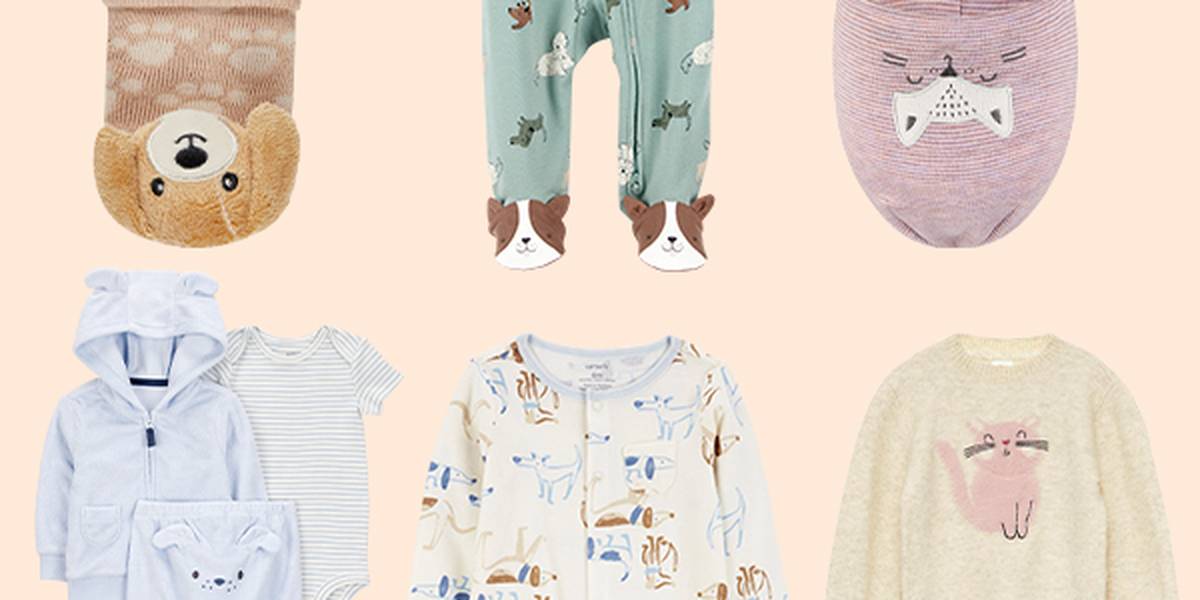 Eine Kollektion von Babykleidung mit Katzen- und Hundemotiven, darunter Hausschuhe, Hosen, eine Mütze und verschiedene gemusterte Strampler und Schlafanzüge.