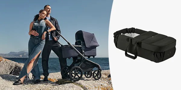 Ein Paar steht mit einem Kinderwagen an einem felsigen Ufer. Rechts davon ist vor weißem Hintergrund ein schwarzes, kompaktes Klappbett zu sehen.
