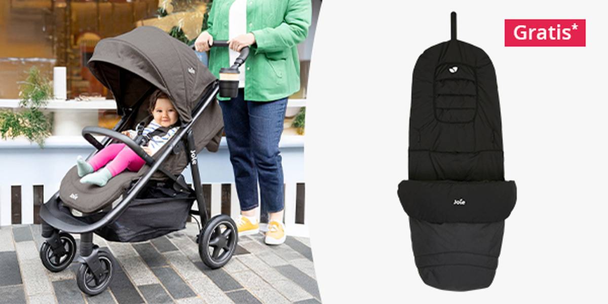 Ein lächelndes Kind sitzt in einem schwarzen Kinderwagen, der von einem Erwachsenen geschoben wird. Daneben liegt ein schwarzer Fußsack mit der Aufschrift „Gratis“.