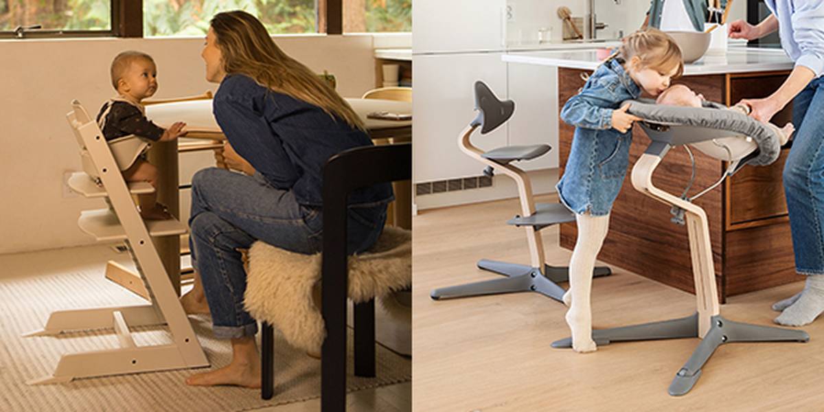 Ein Elternteil und ein Baby sitzen an einem Esstisch, und ein Kind küsst ein Baby in einem Hochstuhl in einer Küche; beide nutzen moderne Hochstühle.