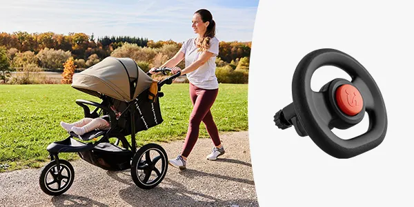 Frau schiebt an einem sonnigen Tag in einem Park einen Kinderwagen; Nahaufnahme eines Kinderwagen-Zubehörteils mit einem roten Knopf überlagert das Bild.