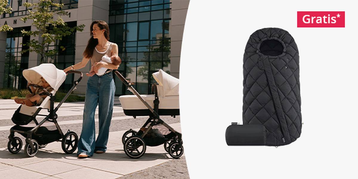 Frau schiebt im Freien zwei Kinderwagen und hält dabei ein Baby auf dem Arm; rechts ist ein schwarzer, gesteppter Fußsack für den Kinderwagen mit der Aufschrift „Gratis“ zu sehen.