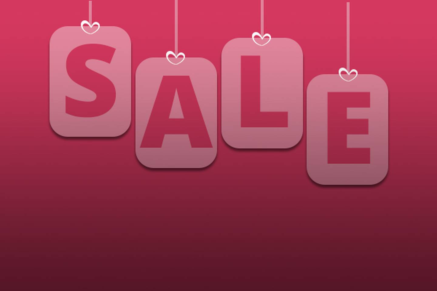 Roter Hintergrund mit vier hängenden Etiketten, auf denen in fetten Buchstaben „SALE“ steht, wobei jedes Etikett oben mit einem kleinen Herz verziert ist.