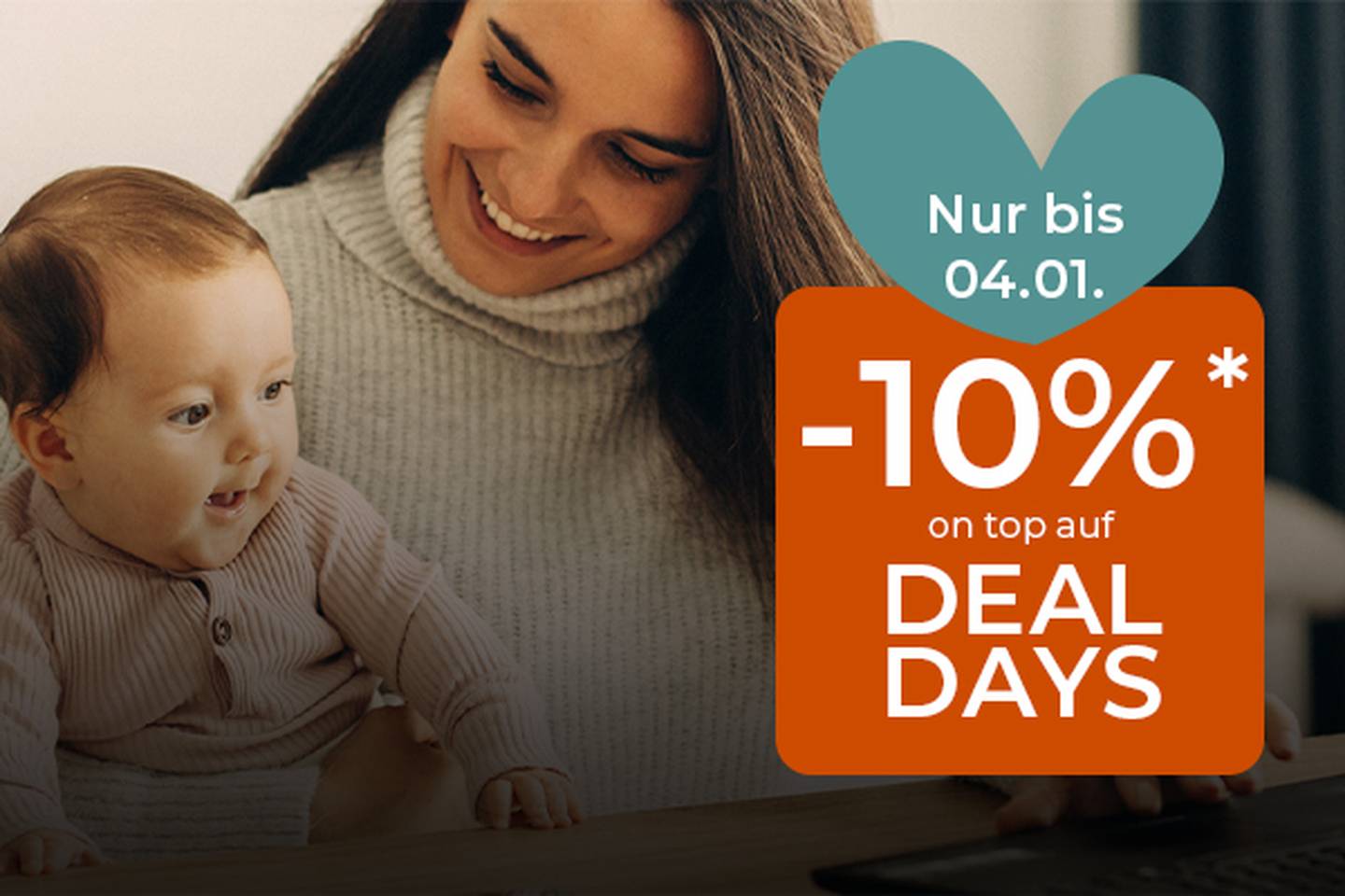 Eine lächelnde Frau hält ein Baby neben einem herzförmigen Angebot mit der Aufschrift „-10% Deal Days“, gültig bis 04.01.