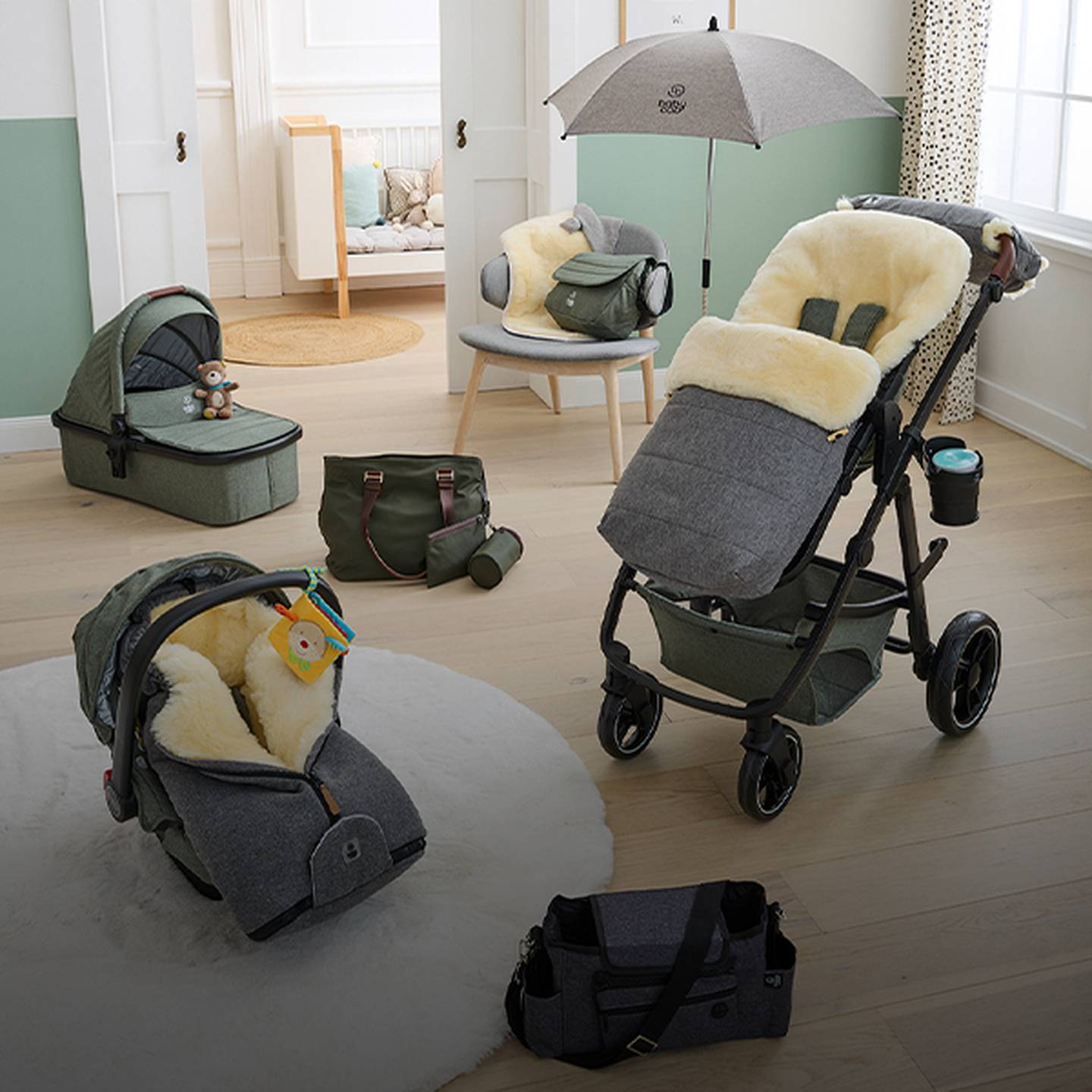 Kinderzimmer mit Kinderwagen, Autositz und Babyzubehör. Sanfte Grün- und Beigetöne sorgen für eine gemütliche Atmosphäre.