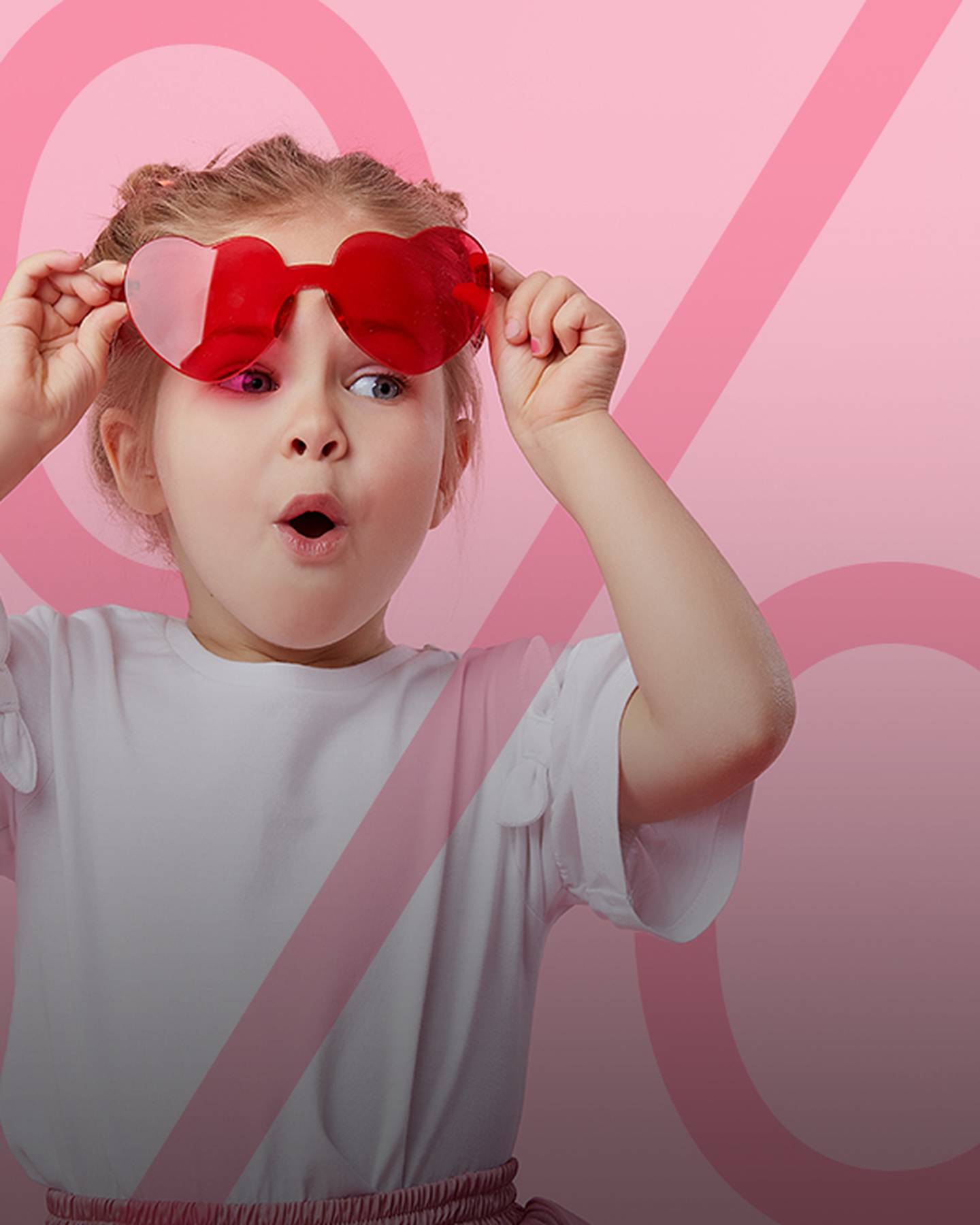 Junges Mädchen mit roter herzförmiger Sonnenbrille, das vor einem rosa Hintergrund mit einem großen Prozentsymbol überrascht aussieht.