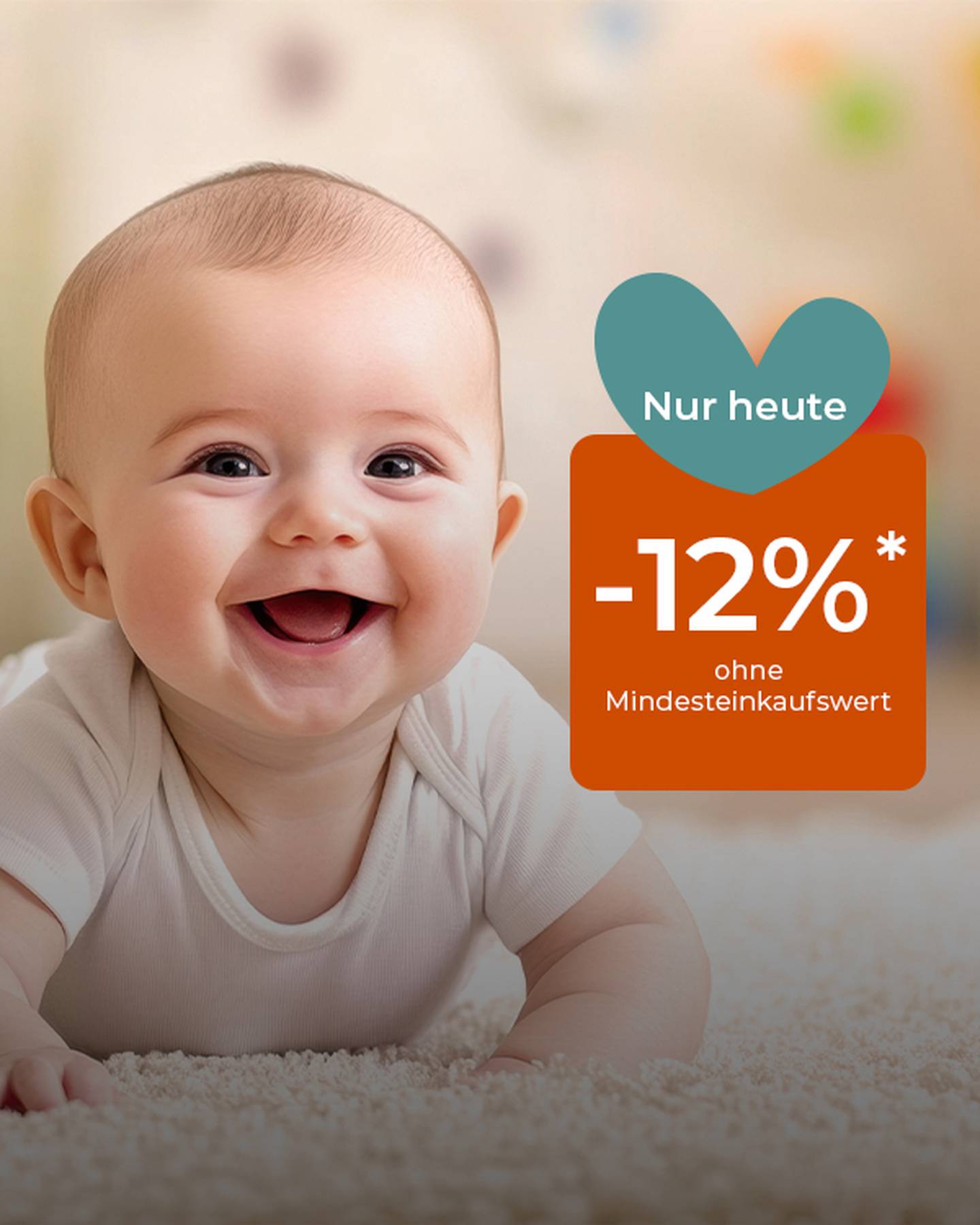 Lächelndes Baby auf einer weichen Oberfläche mit einem herzförmigen Banner, das auf Deutsch 12 % Rabatt anbietet, nur heute gültig.