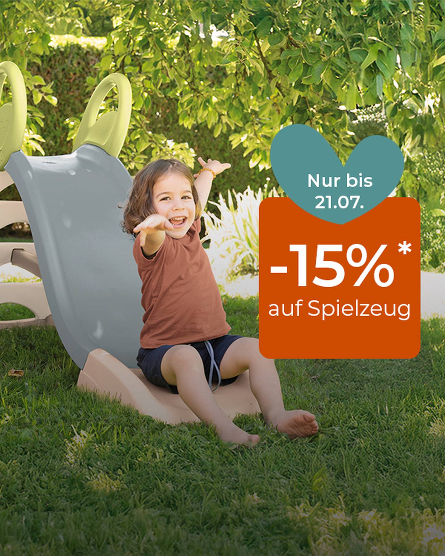 Kind rutscht in einem sonnigen Garten eine kleine Rutsche hinunter. Der Text auf dem Bild bietet bis zum 21. Juli 15 % Rabatt auf Spielzeug.