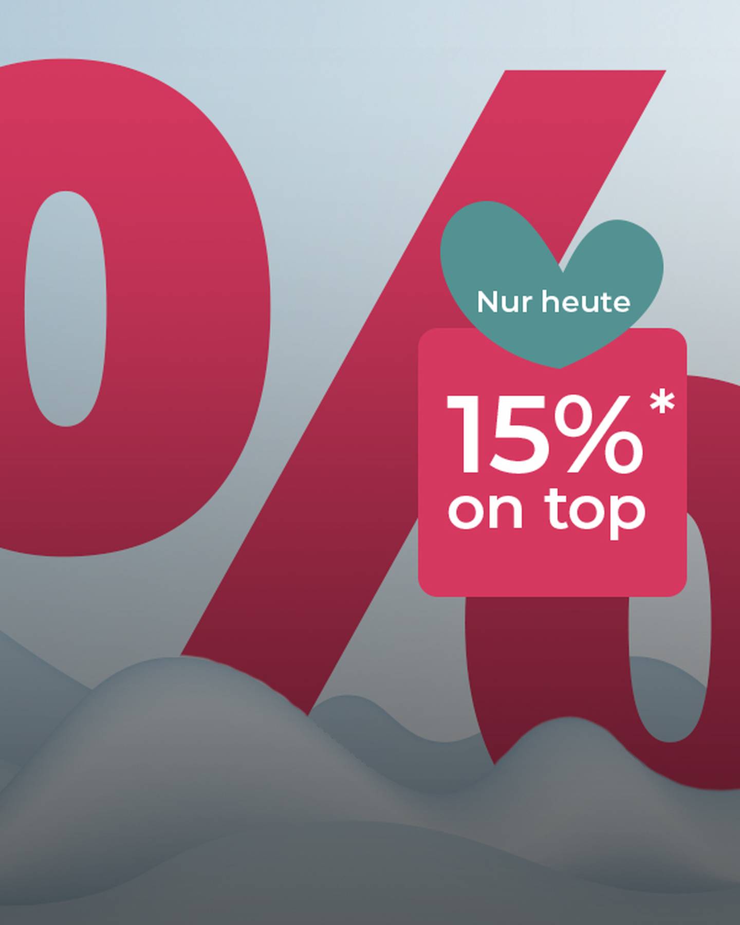 Großes rotes Prozentsymbol mit einem herzförmigen Schild mit der Aufschrift „Nur heute“ und „15% on top“ vor schneeweißem Hintergrund.