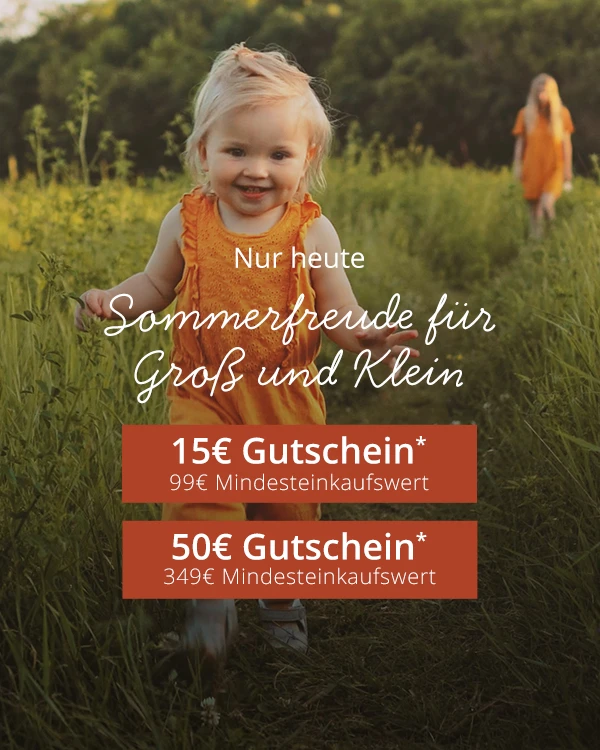 Kind auf einem Feld bei Sonnenuntergang mit Text: „Sommerfreude für Gross und Klein“ und Gutscheinangeboten* für 15€ und 50€.