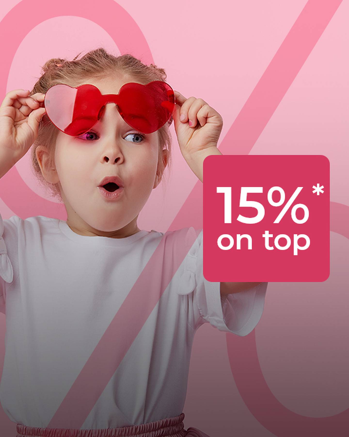 Junges Mädchen mit roter herzförmiger Sonnenbrille und überraschtem Gesichtsausdruck. Auf rosa Hintergrund wird in einem roten Quadrat „15 % zusätzlich“ angezeigt.