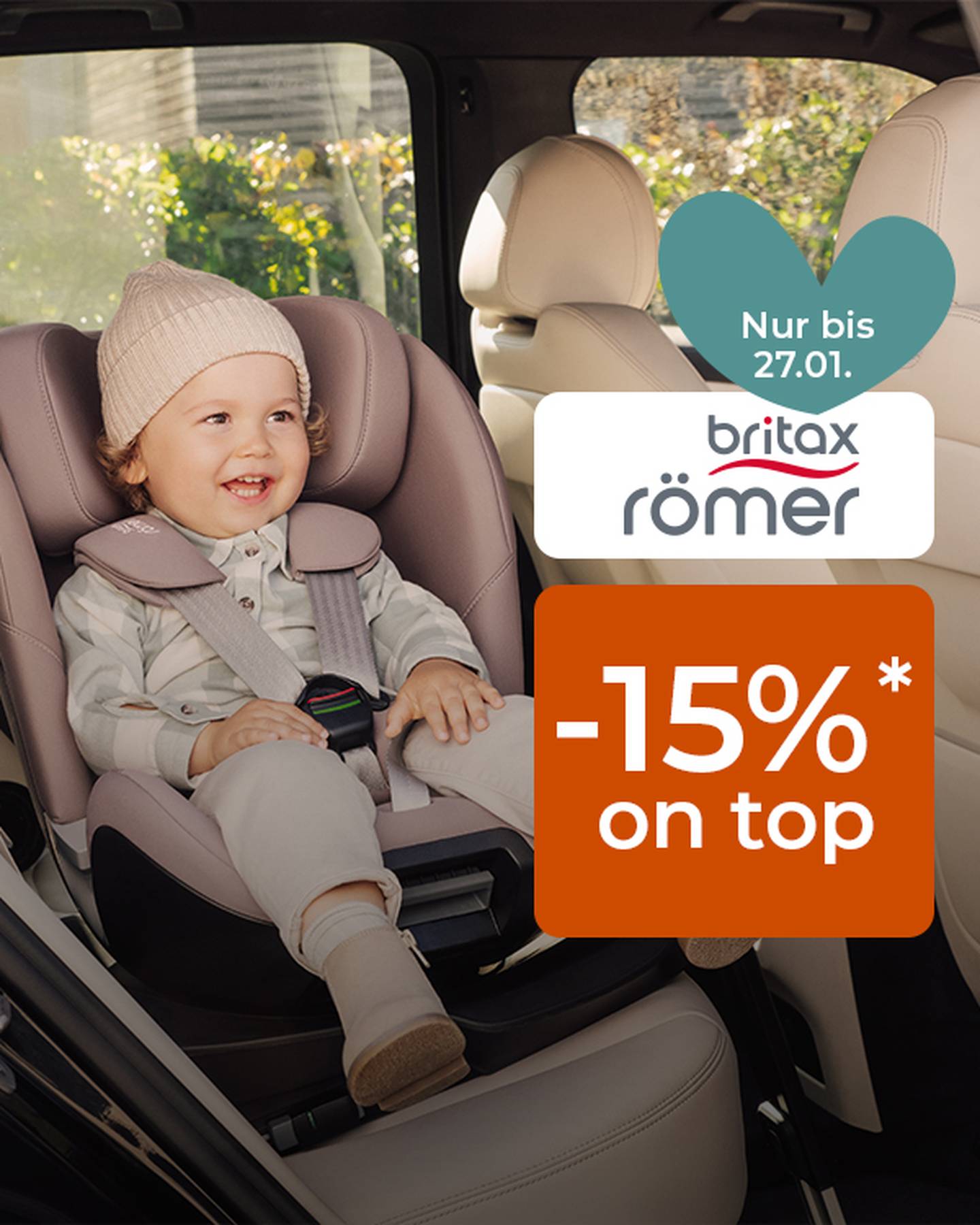 Ein lächelndes Kleinkind mit Mütze sitzt in einem Kindersitz. Neben dem Kind prangt ein Schild mit der Aufschrift „Britax Römer -15%* on top“.