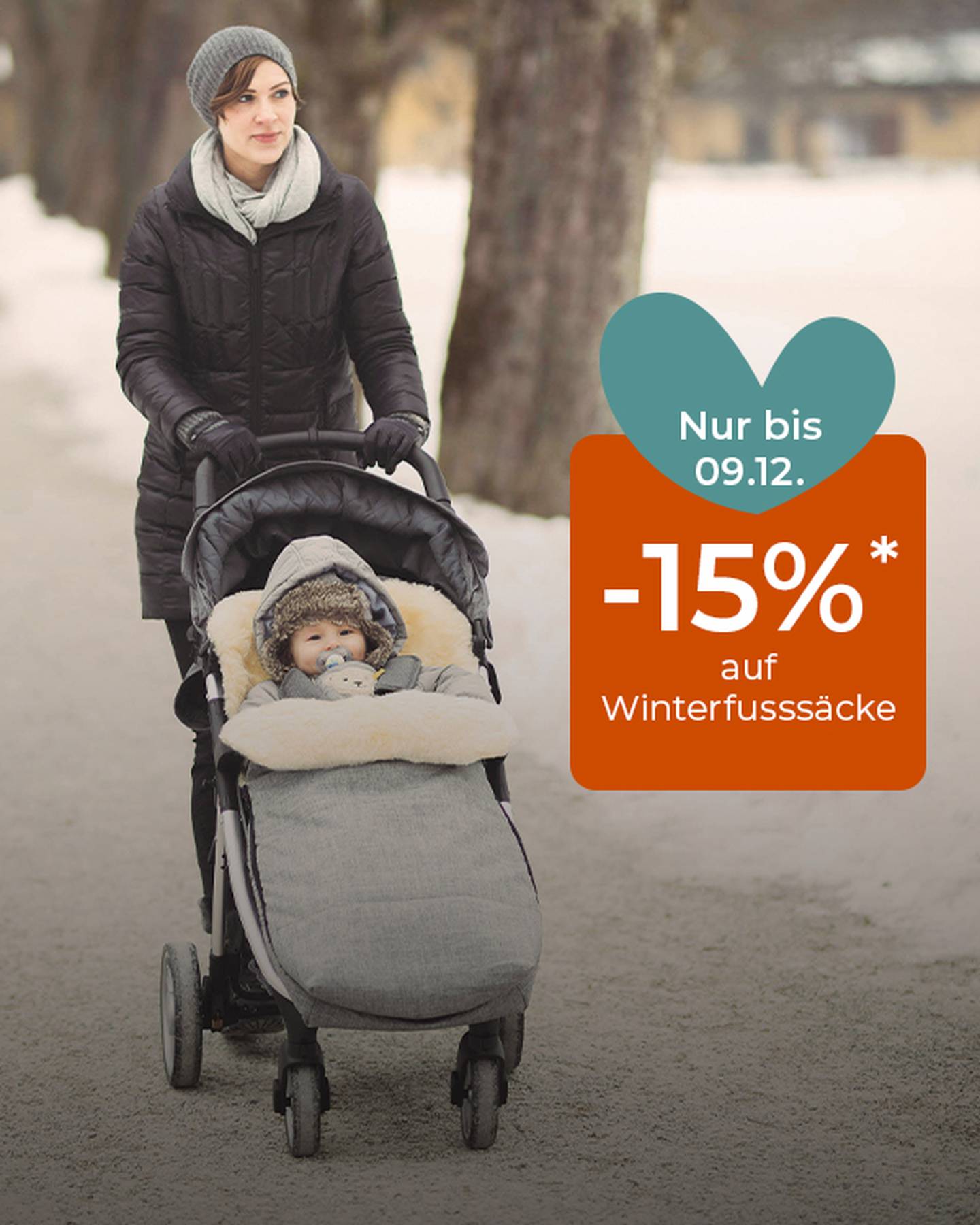 Frau im Wintermantel schiebt Kinderwagen mit dick eingepacktem Kind durch verschneiten Park; orangefarbenes Schild mit der Aufschrift "-15% auf Winterfußsäcke".