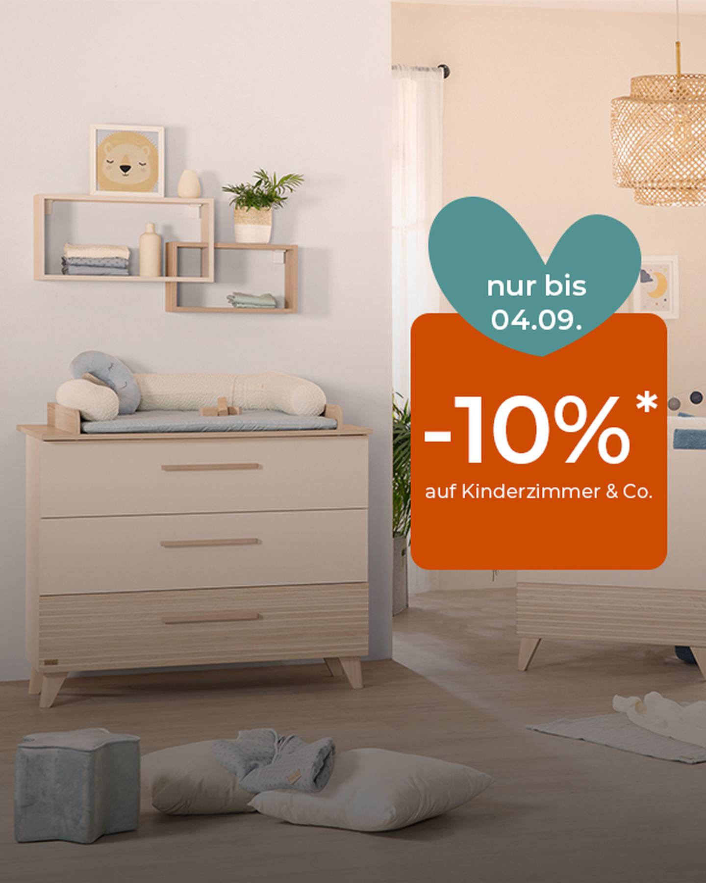 Kinderzimmer mit Wickeltisch, Kinderbett und 10% Rabatt bis 04.09. Zur Dekoration gehören eine Pflanze und eine Wandgirlande.