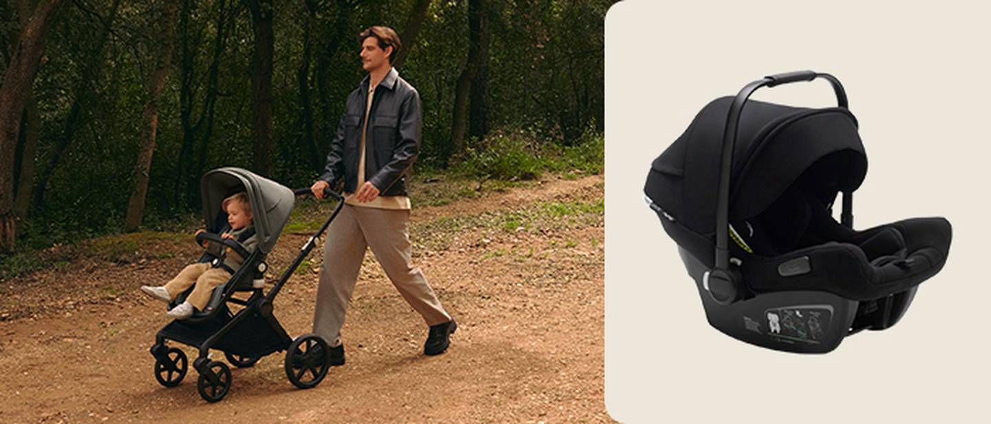 Eine Person schiebt ein Kind im Kinderwagen auf einem Waldweg, rechts ist ein Autokindersitz zu sehen.