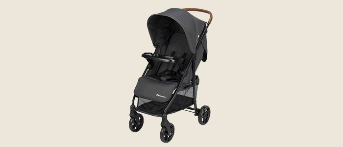 Ein eleganter, schwarzer Kinderwagen mit Verdeck und braunem Schiebegriff, ausgestattet mit einem sicheren Gurtsystem und vier Rädern für leichte Manövrierbarkeit.