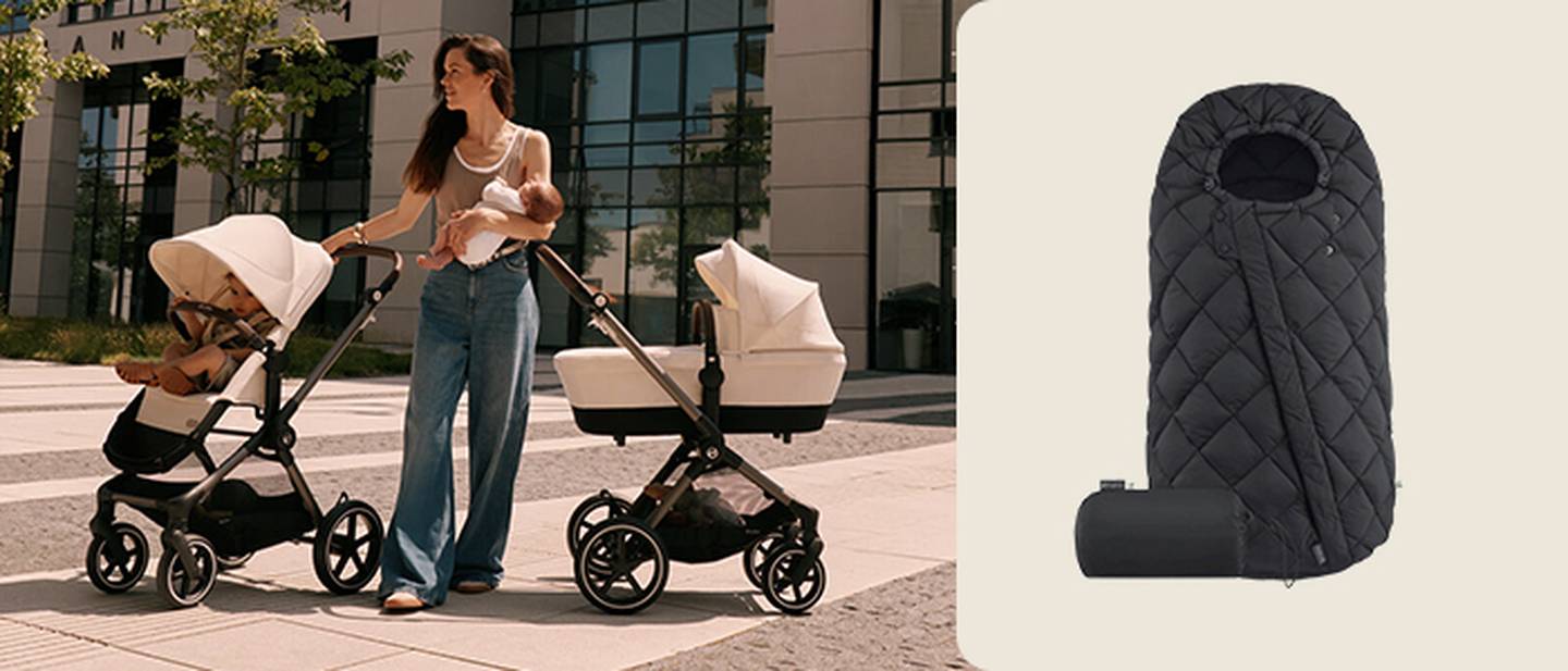 Frau schiebt zwei Kinderwagen – einen mit Babyschale, einen mit Babywanne – und hält ein Baby im Arm; rechts ist ein schwarzer, gesteppter Fußsack abgebildet.