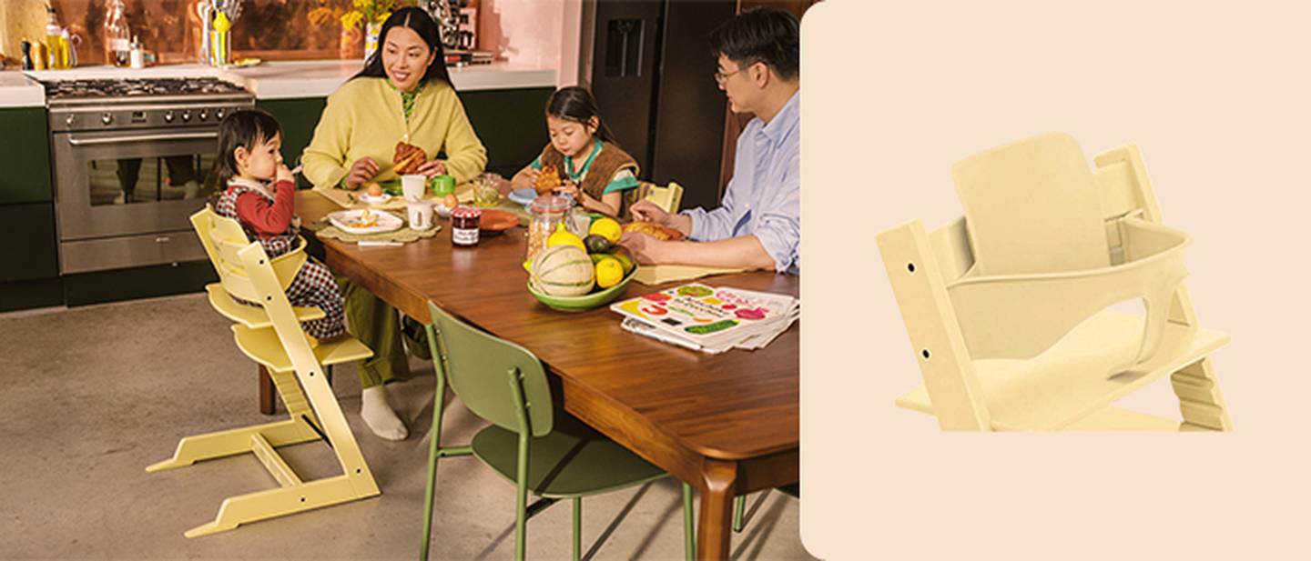 Eine Familie frühstückt an einem Holztisch. Ein Kind sitzt in einem beigen Hochstuhl. Eine Nahaufnahme des Stuhls befindet sich rechts.