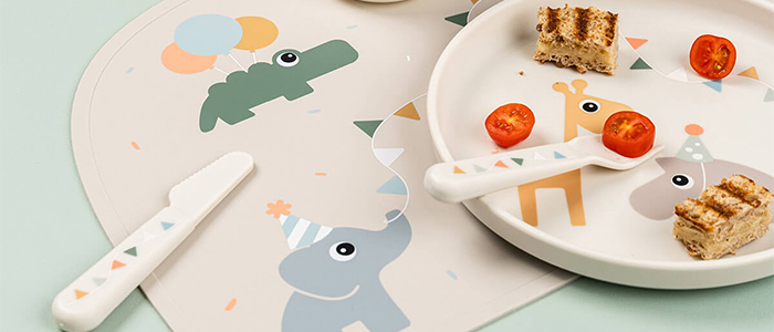 Kinder-Teller-Set mit Tiermotiven, inklusive Messer und Gabel. Der Teller bietet Platz für gegrillte Sandwich-Stücke und Kirschtomaten.