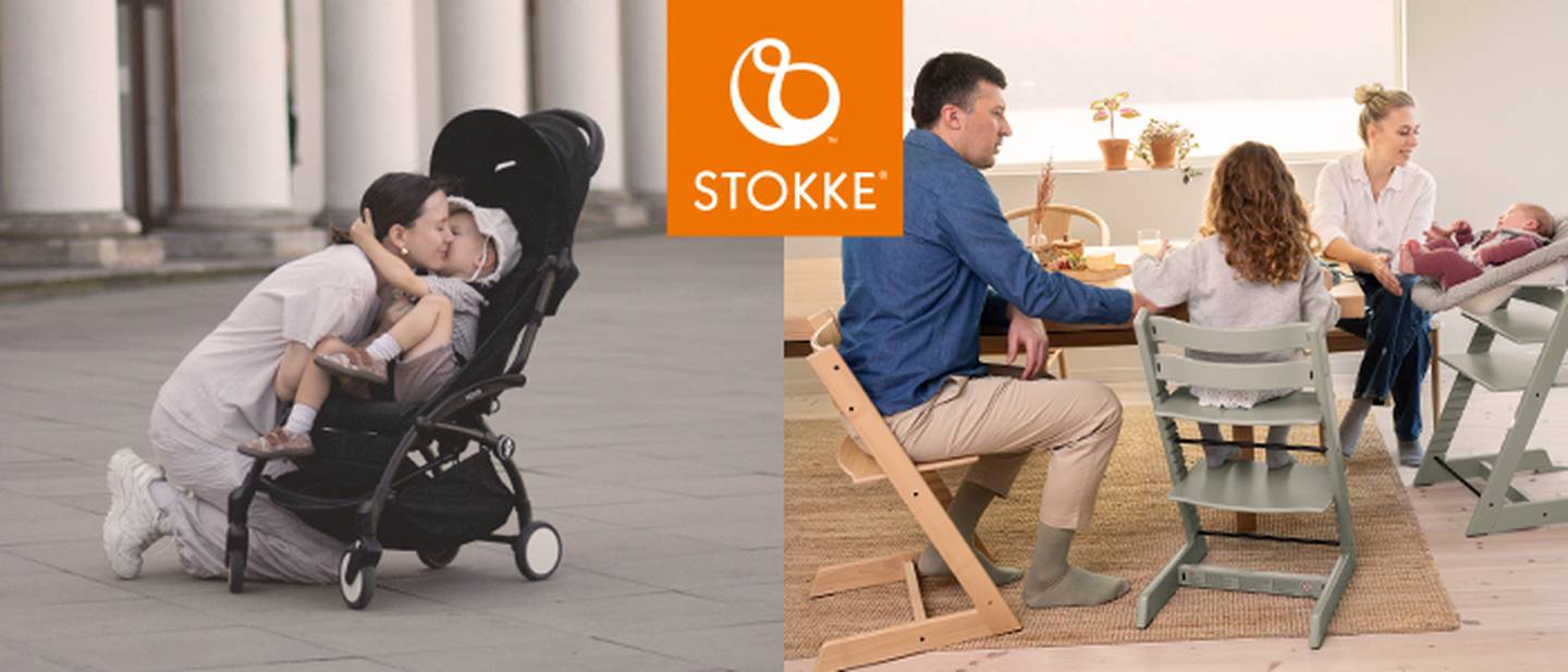 Ein Elternteil umarmt draußen ein Kind im Kinderwagen; drinnen isst eine Familie zusammen, mit Kindern in Hochstühlen. Stokke-Logo in der Mitte.