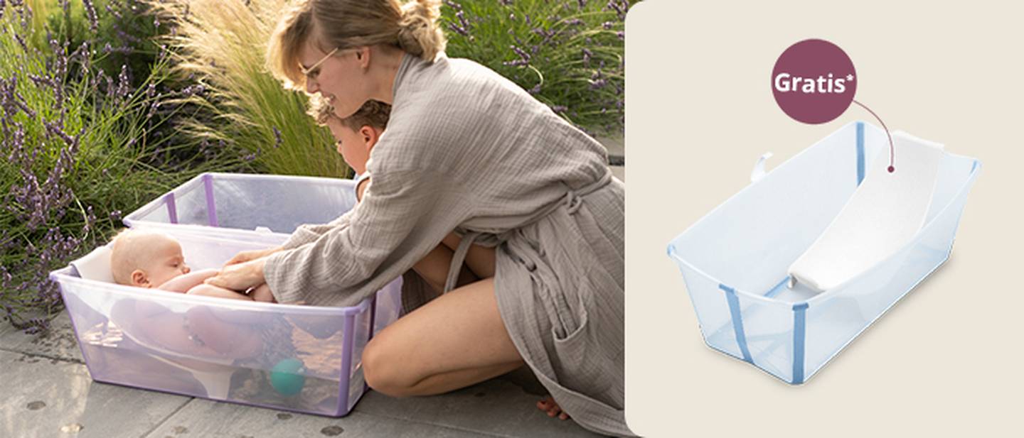 Eine Frau badet ein Baby in einer durchsichtigen Stokke Flexibath-Badewanne im Freien. Ein separates Bild zeigt eine Wanne in der ein Neugeborenen-Einsatz liegt mit der Aufschrift „Gratis“.
