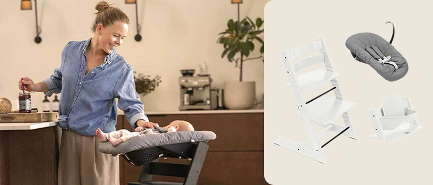 Eine Frau lächelt ihr Baby im Hochstuhl neben der Küchentheke an. Rechts ist ein modulares Hochstuhlsystem mit Zubehör abgebildet.