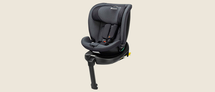 Schwarze Babyschale mit verstellbarer Rückenlehne und Stützfuß, konzipiert für Sicherheit und Komfort.