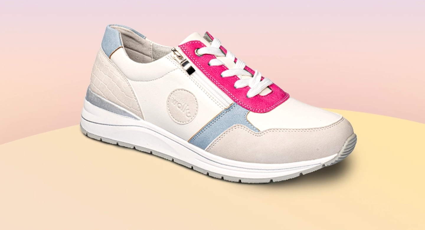 Ein eleganter Sneaker mit weißen, rosa und blauen Akzenten, seitlichem Reißverschluss und strukturierter Ferse auf sanftem Farbverlauf.