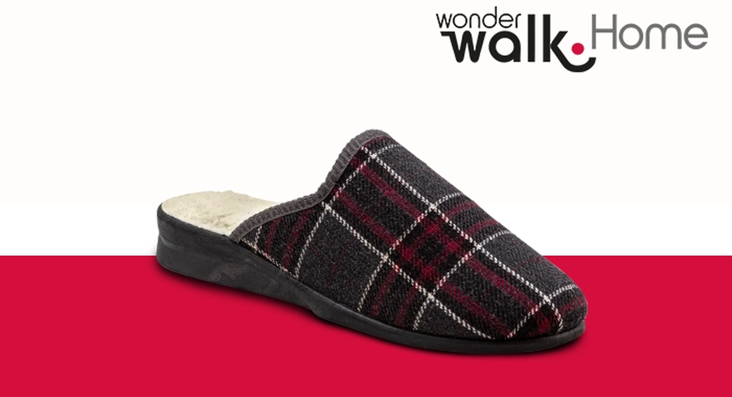 Ein karierter Slipper mit weichem Futter, mit rot-weiß-schwarzem Karomuster auf rot-weißem Hintergrund.