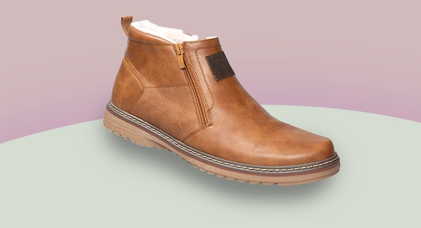 Braune Stiefeletten mit seitlichem Reißverschluss und Lammfellfutter auf zweifarbigem Hintergrund.