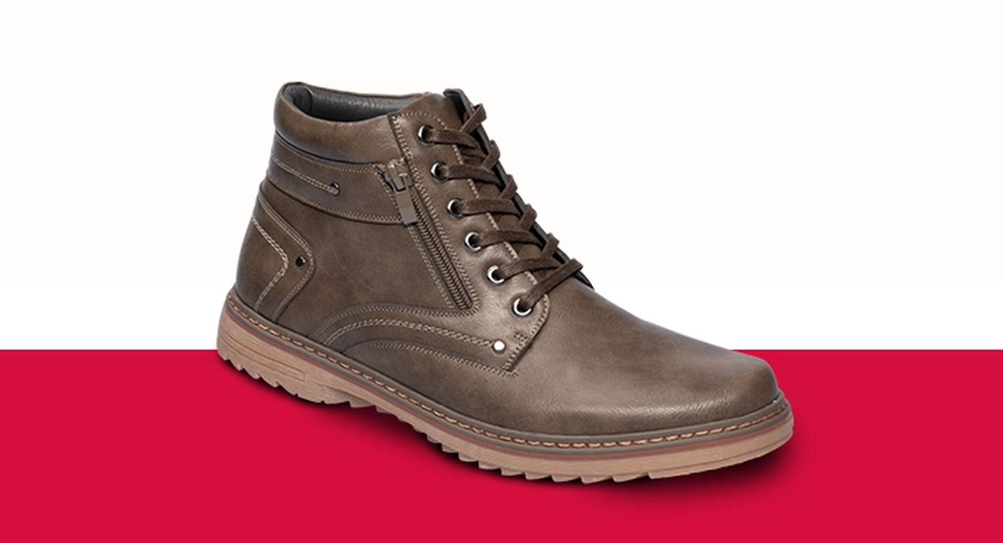 Brauner Lederstiefel mit Schnürung und seitlichem Reißverschluss, mit strukturierter Sohle, präsentiert auf rot-weißem Hintergrund.