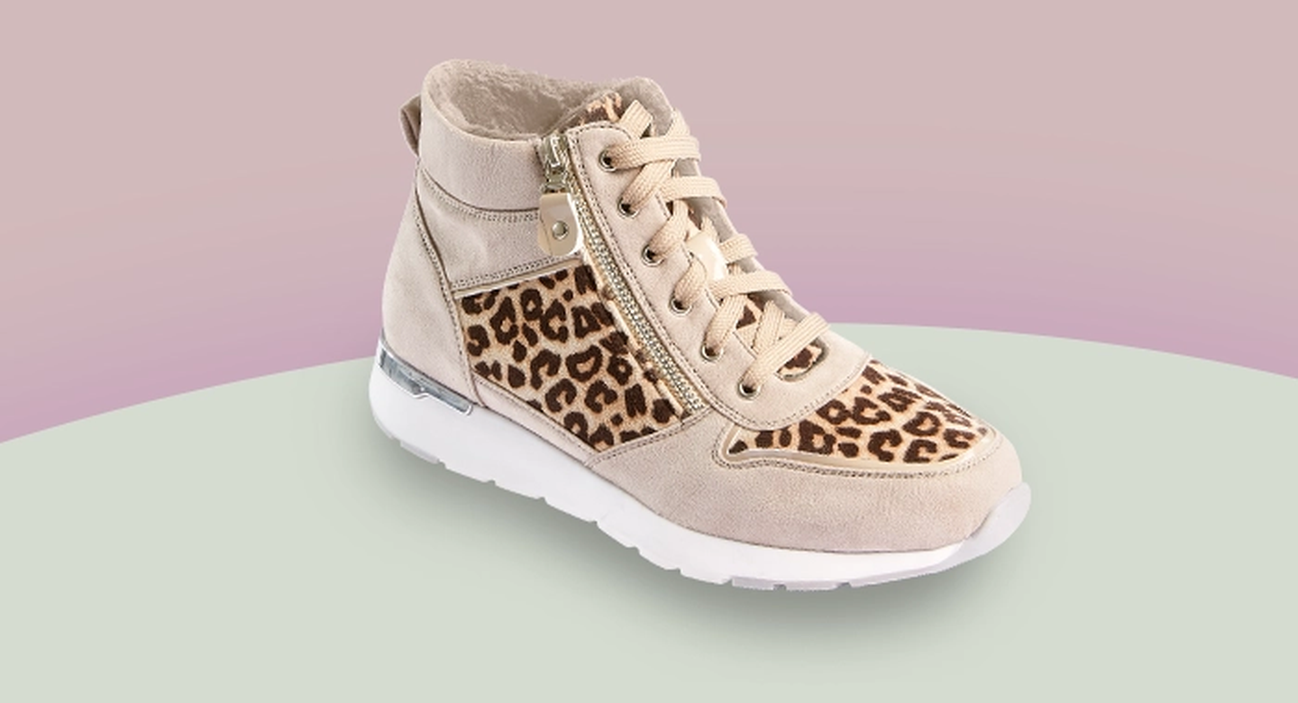 Beigefarbene Sneaker mit Leopardenmuster, seitlichem Reißverschluss und weißer Sohle.