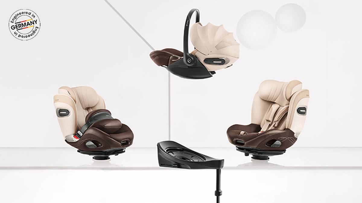 Ein moderner Kindersitz mit Basis und zwei braun-beige Autositze werden vor einem minimalistischen Hintergrund mit schwebenden Kugeln präsentiert.