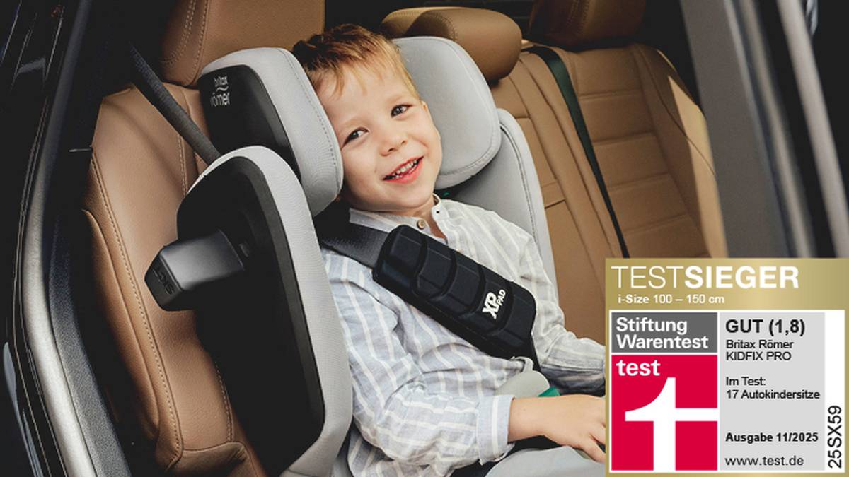 Ein Kind lächelt in einem Britax Römer KIDFIX PRO Kindersitz. In der Ecke sind Testergebnisse und das Logo abgebildet.