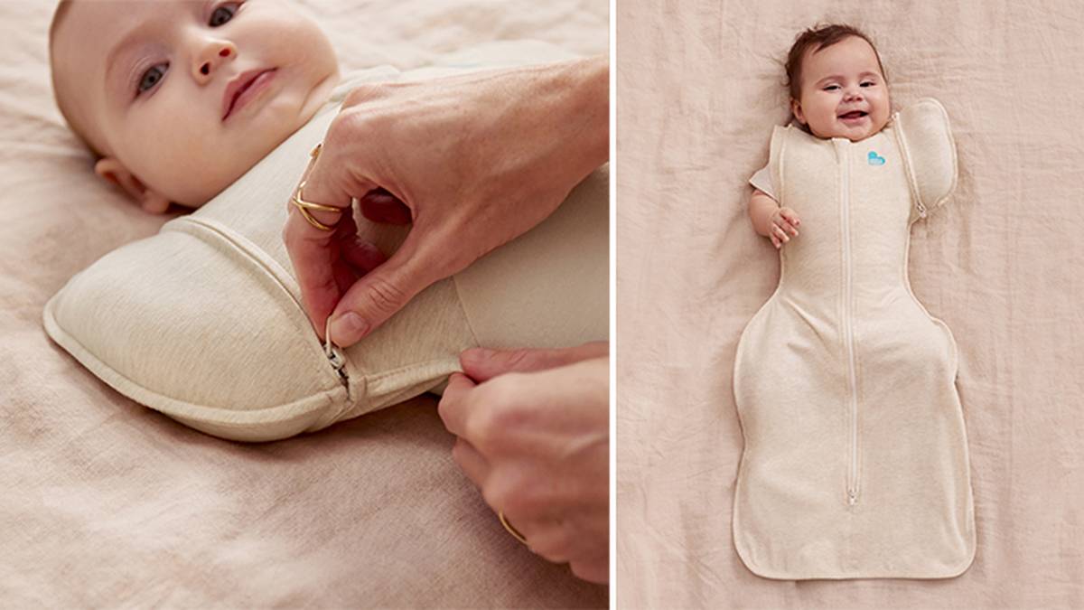 Ein Baby wird in einen beigen Schlafsack geschnallt; ein lächelndes Baby liegt im Schlafsack auf einer weichen Unterlage.