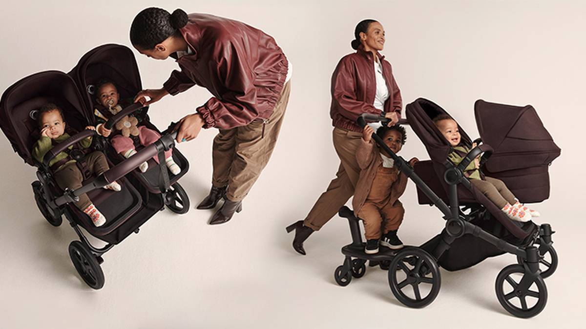 Ein Erwachsener schiebt einen Doppelkinderwagen mit zwei lächelnden Kleinkindern und demonstriert dessen Verwendung in zwei verschiedenen Konfigurationen.