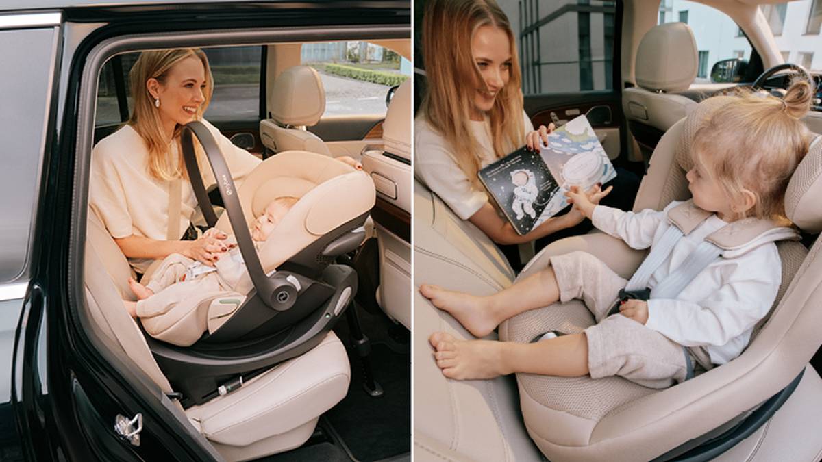 Links sitzt eine Frau mit einem Baby in einem Kindersitz; rechts zeigt sie einem Kleinkind in einem Kindersitz ein Buch.