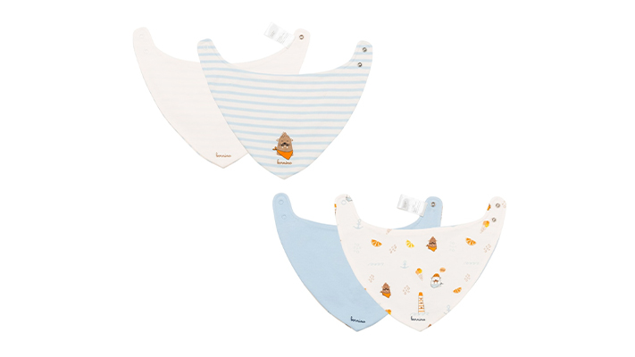 Drei Baby-Lätzchen in Pastellfarben und mit niedlichen Mustern, darunter Streifen, Tiere und hellblaue Motive, auf weißem Hintergrund.