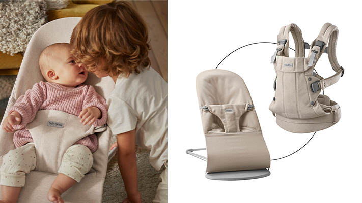 Ein Kind beugt sich zärtlich über ein Baby in einer Babywippe. Daneben sind eine beige Babywippe und eine Babytrage separat auf weißem Hintergrund abgebildet.