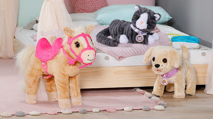 Kuscheltiere vor einem Kinderbett